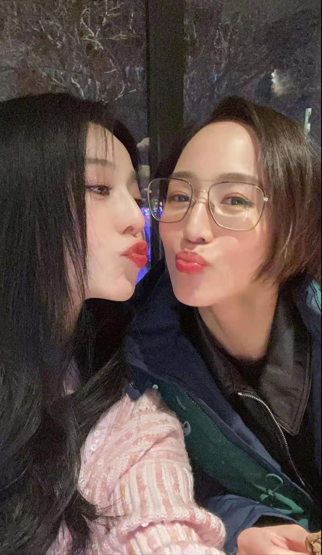 范冰冰与粉丝合影戒指抢镜,范冰冰参加友人聚会