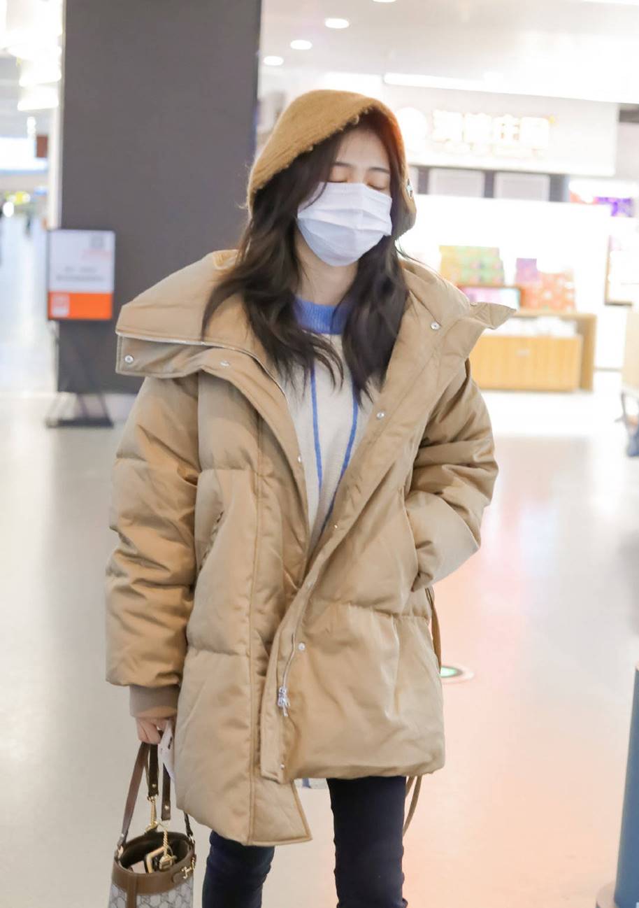 白鹿的冬季穿搭走的“乖乖女”路线，卡其色棉袄配紧身裤，很耐看