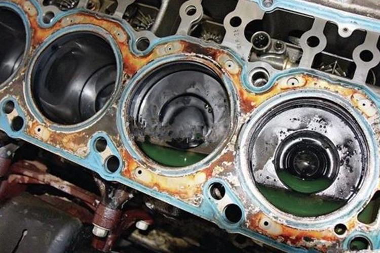 百分之九十老司机都不知道的问题,汽车开锅的正确处理方法