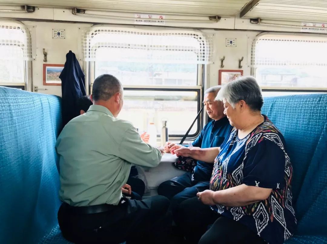 中国最便宜火车，票价仅售1元，至今不肯涨价，背后原因看哭....