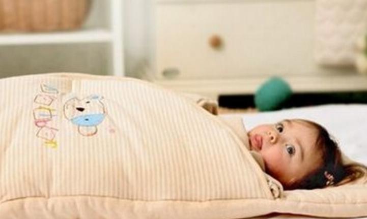 冬天宝宝睡觉穿什么不冻肚子,冬天宝宝穿不穿袜子