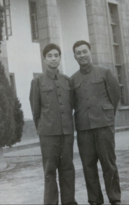 阔别四十年战友相聚画面,阔别三十六载