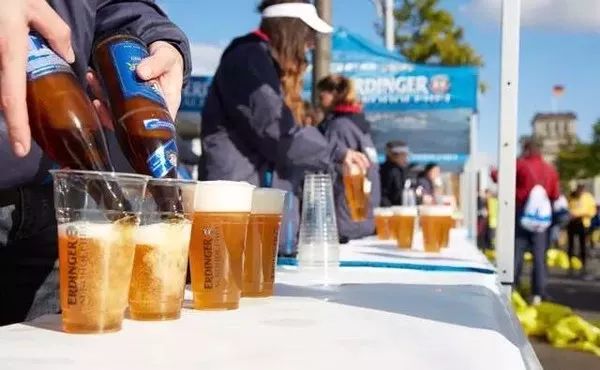 啤酒和饮料哪个健康,运动中喝啤酒好吗