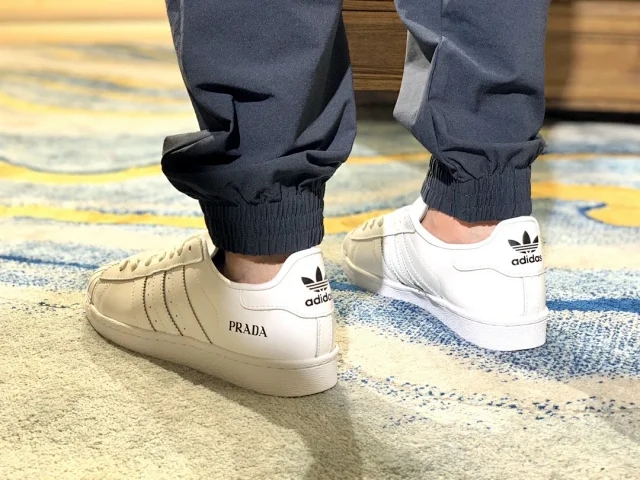普拉达三叶草联名,阿迪达斯三叶草贝壳头真的值799吗