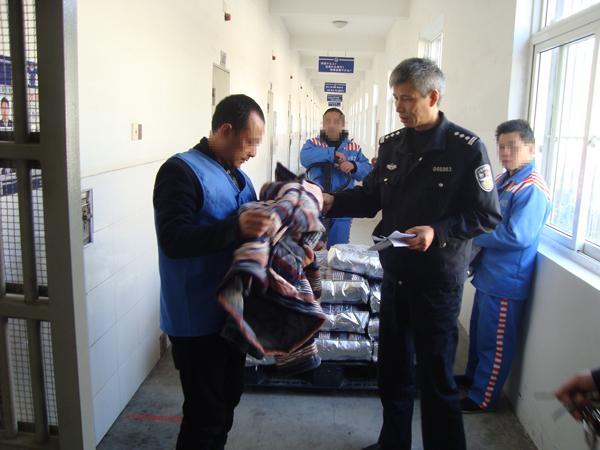 看守所送衣服星期天可以送吗,能送衣服给监狱人员吗