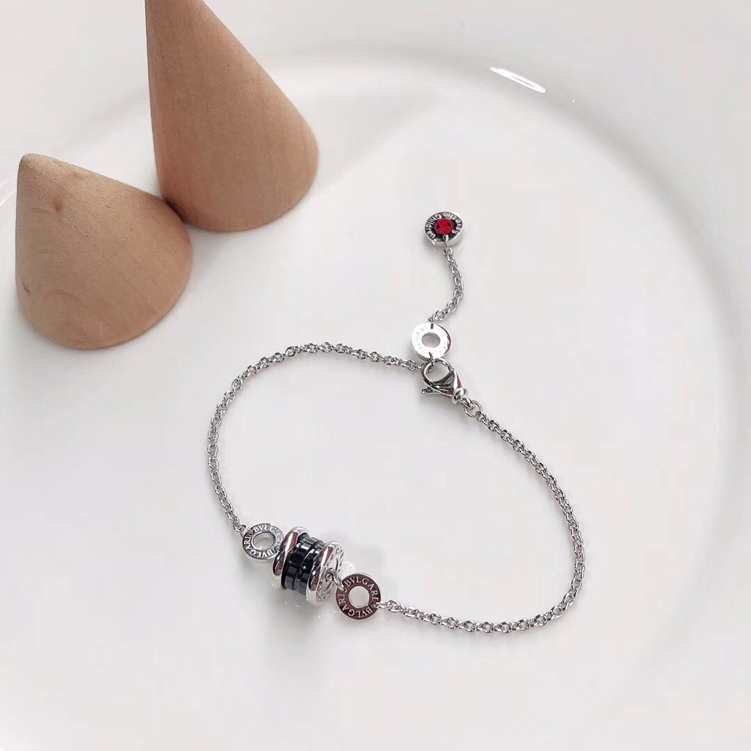 选择正确的配饰让你的气质提升起来