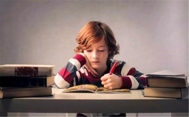 一写作业就哭闹的孩子该怎么教育,一写作业就睡觉的孩子咋办