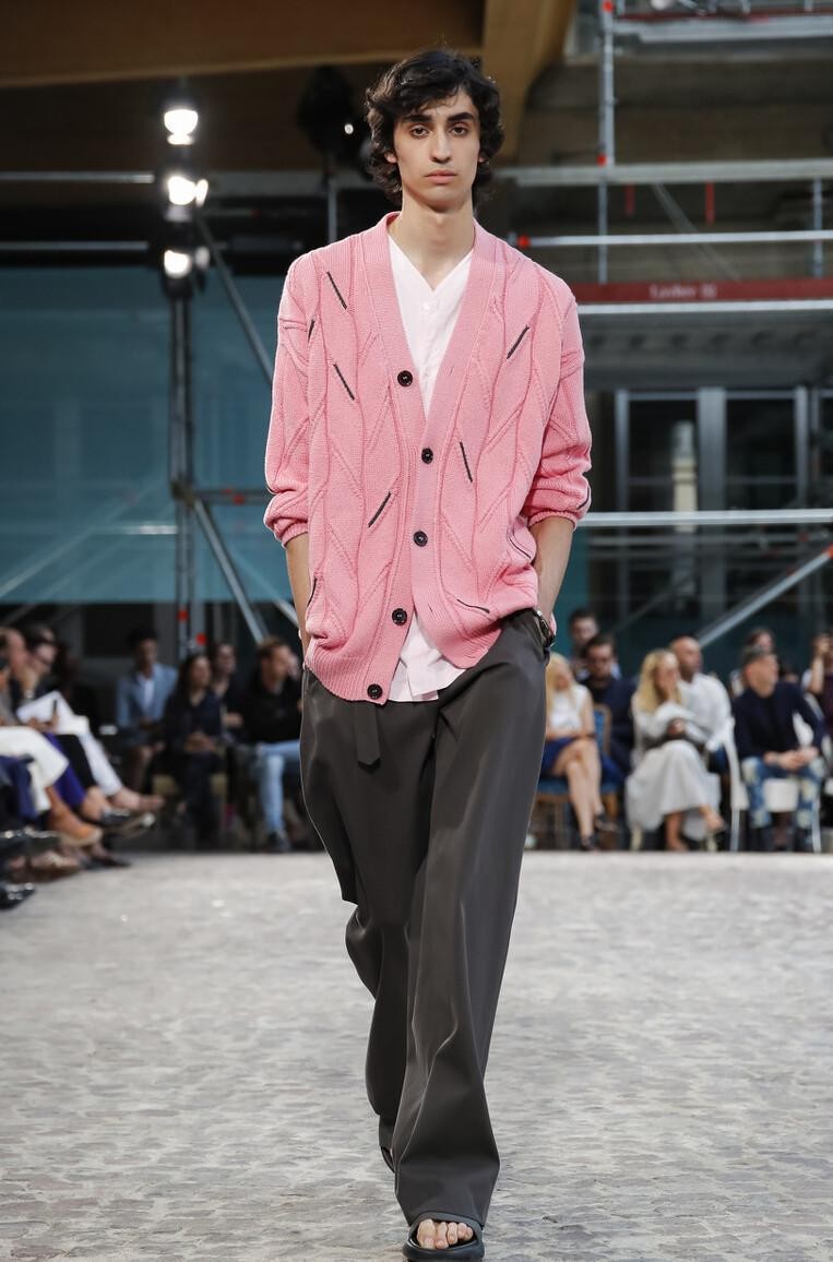 粉色和什么颜色搭配好看男,粉色搭配什么颜色好看男生