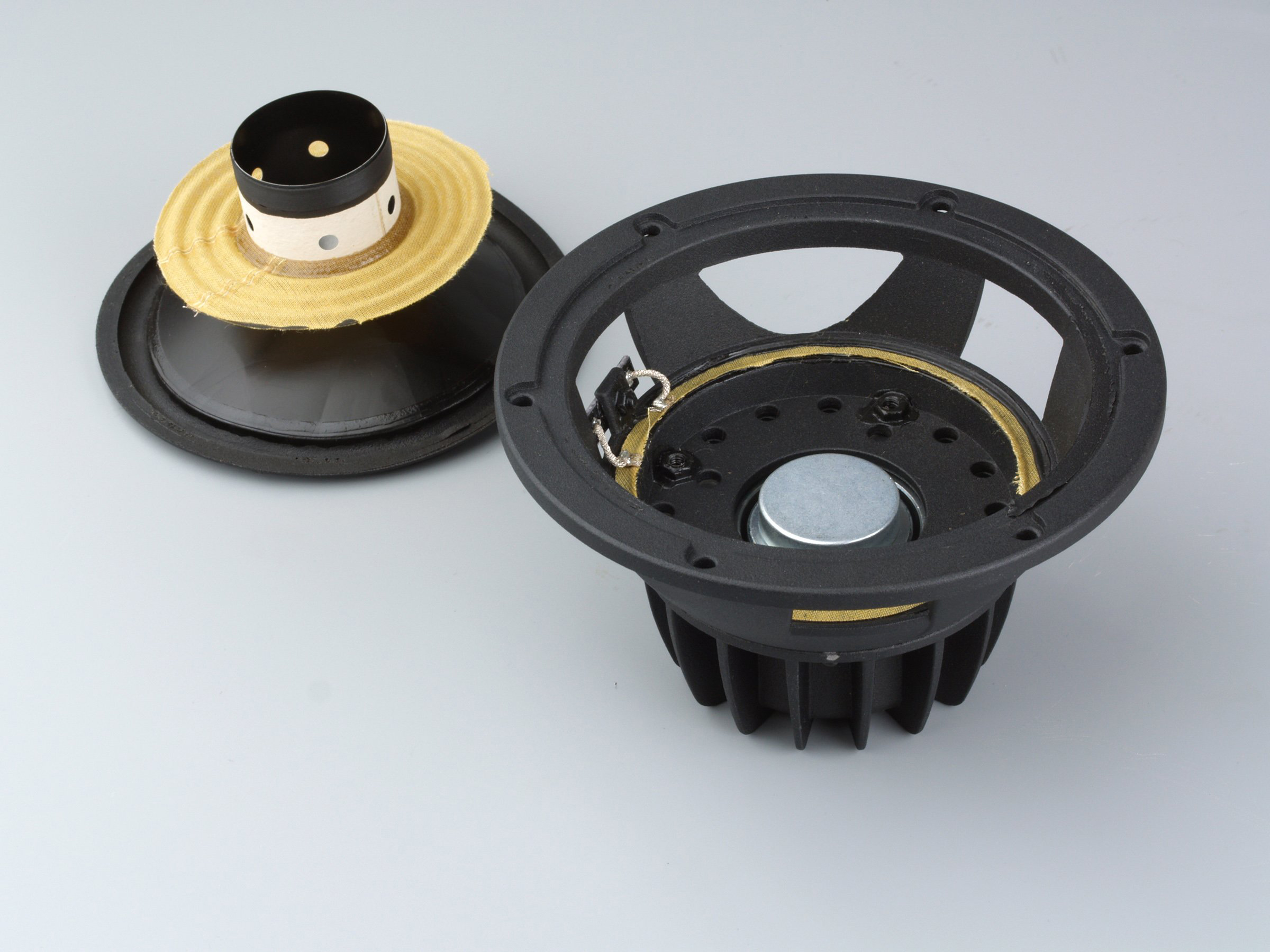 耳机哪种振膜音质好,耳机振膜尺寸大小与音质的影响