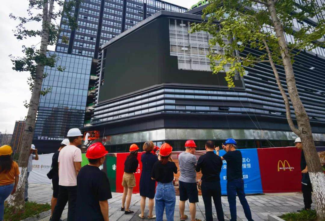 风中亮出你的旗,风中亮出自己的旗