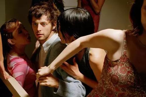 男人和女人思考对比图,男人与女人哪个心思更细腻