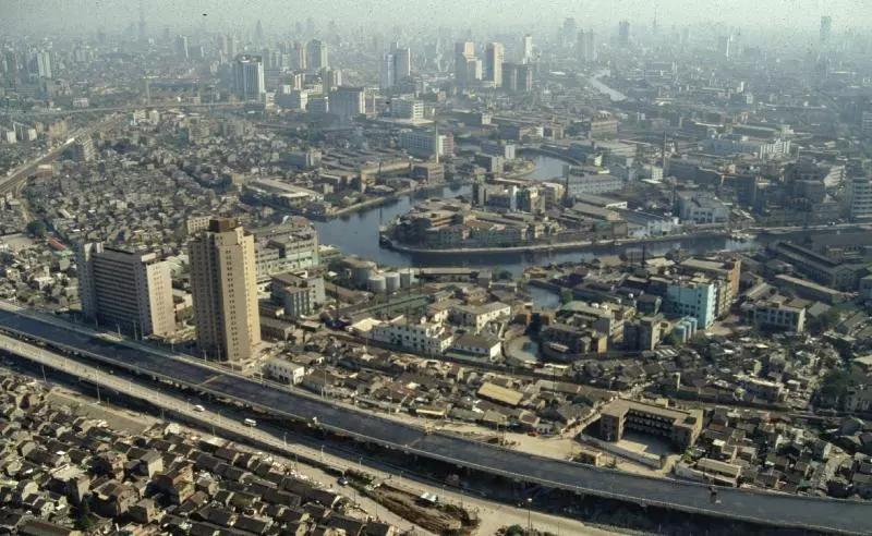 内环内最大社区,够魔幻,也够坚挺