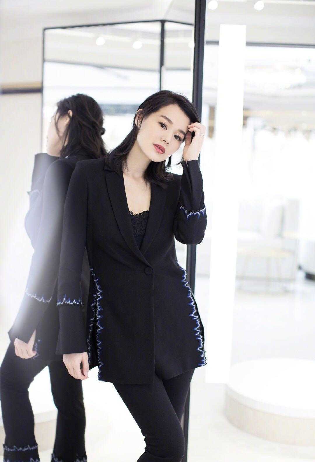 胡杏儿穿搭秋冬,胡杏儿穿露肩装显优雅