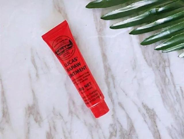 冬季嘴皮干燥开裂哪款润唇膏好用,冬天嘴唇干裂起皮唇膏推荐