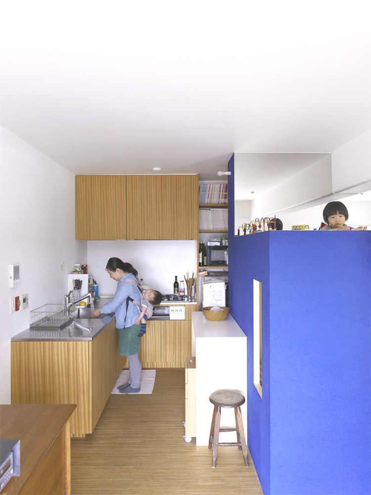 71平房子住6口人,4个孩子每人房间仅2㎡爬着进去,像睡在壁橱里