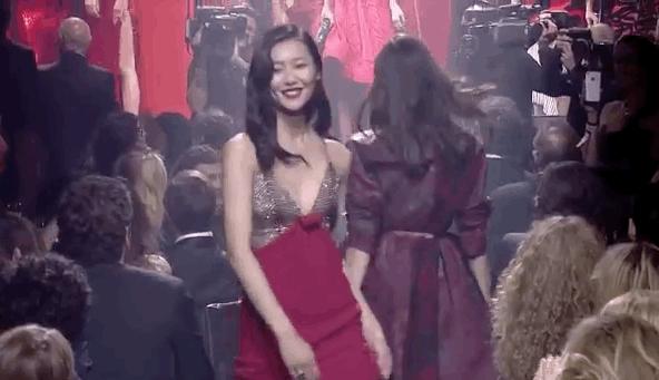 疯了，她的平胸才是顶级性感