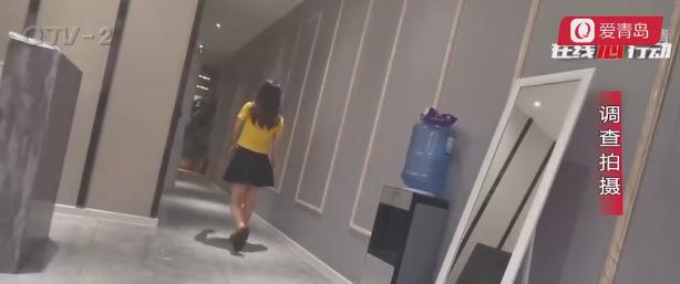 记者暗访青岛足疗店，*光脱**上衣做足疗！被技师的服务介绍吓坏了