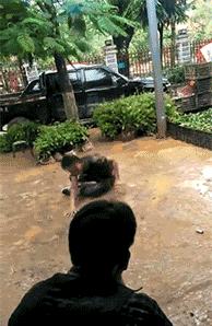 今天过来按脚，恰巧碰见了前女友，我该怎么化解尴尬呢？哈哈哈