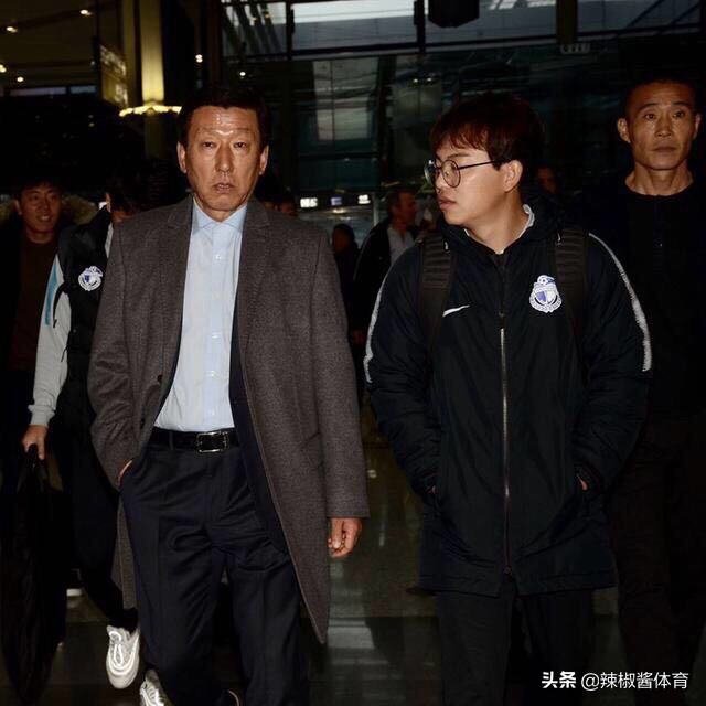 崔康熙还会打足球吗,崔康熙年轻的时候踢过球吗