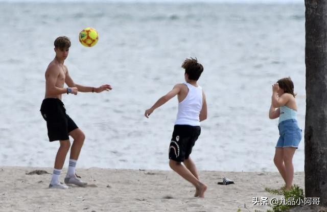 兄妹俩踢足球,贝克汉姆和小七踢足球