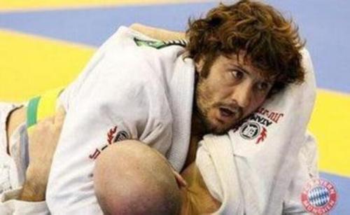 英超门将退役前上场,英超门将进单刀