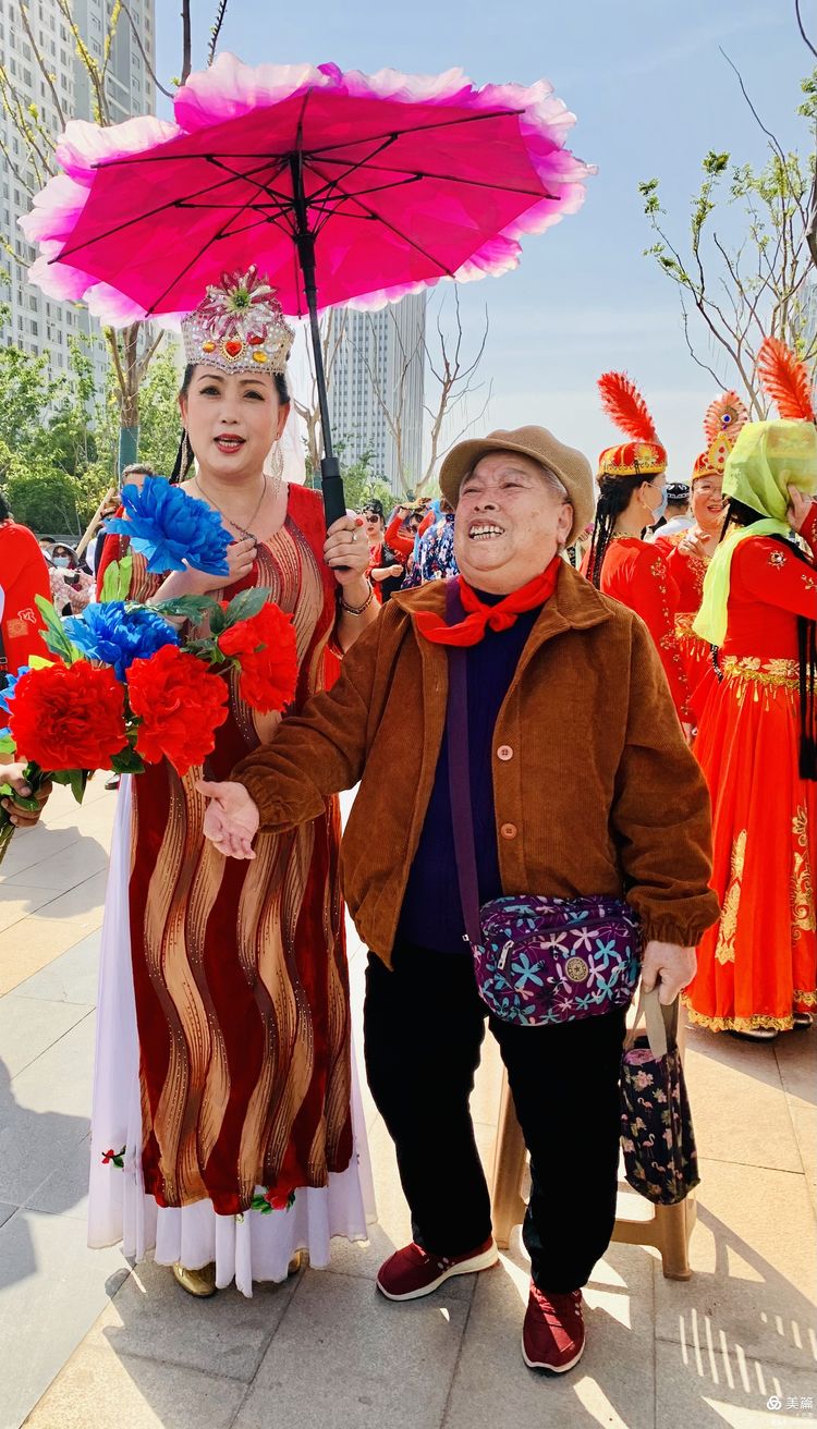 洛阳牡丹广场新疆舞视频,洛阳牡丹广场爵士舞