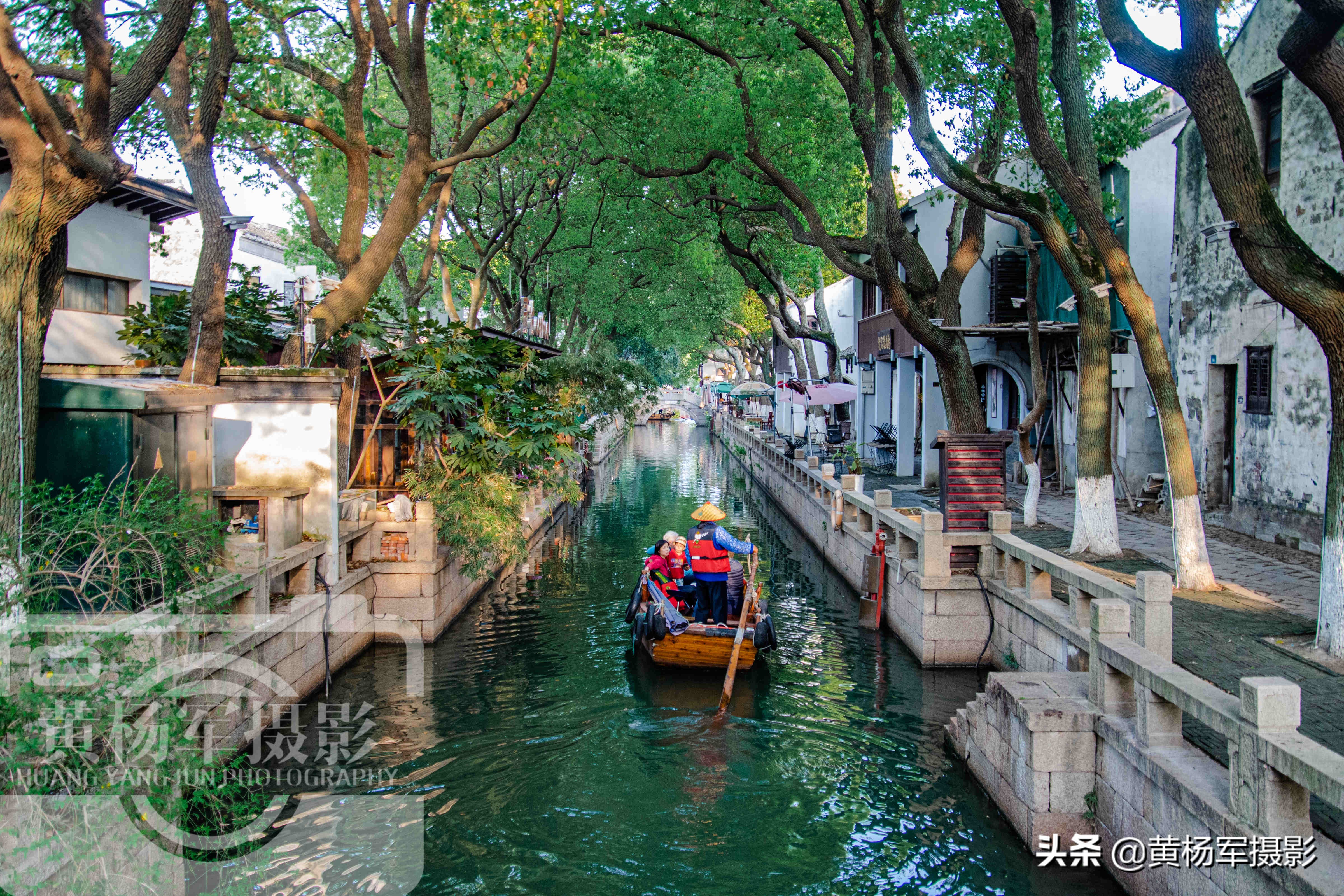 中国最宜居的新一线城市,常住人口为12748262人,环境幽静风景美