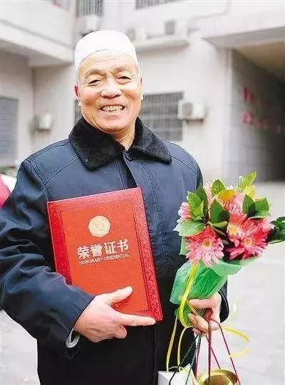 老人46年坚持为山里老人放电影,老人46年来坚持进山为村民放电影