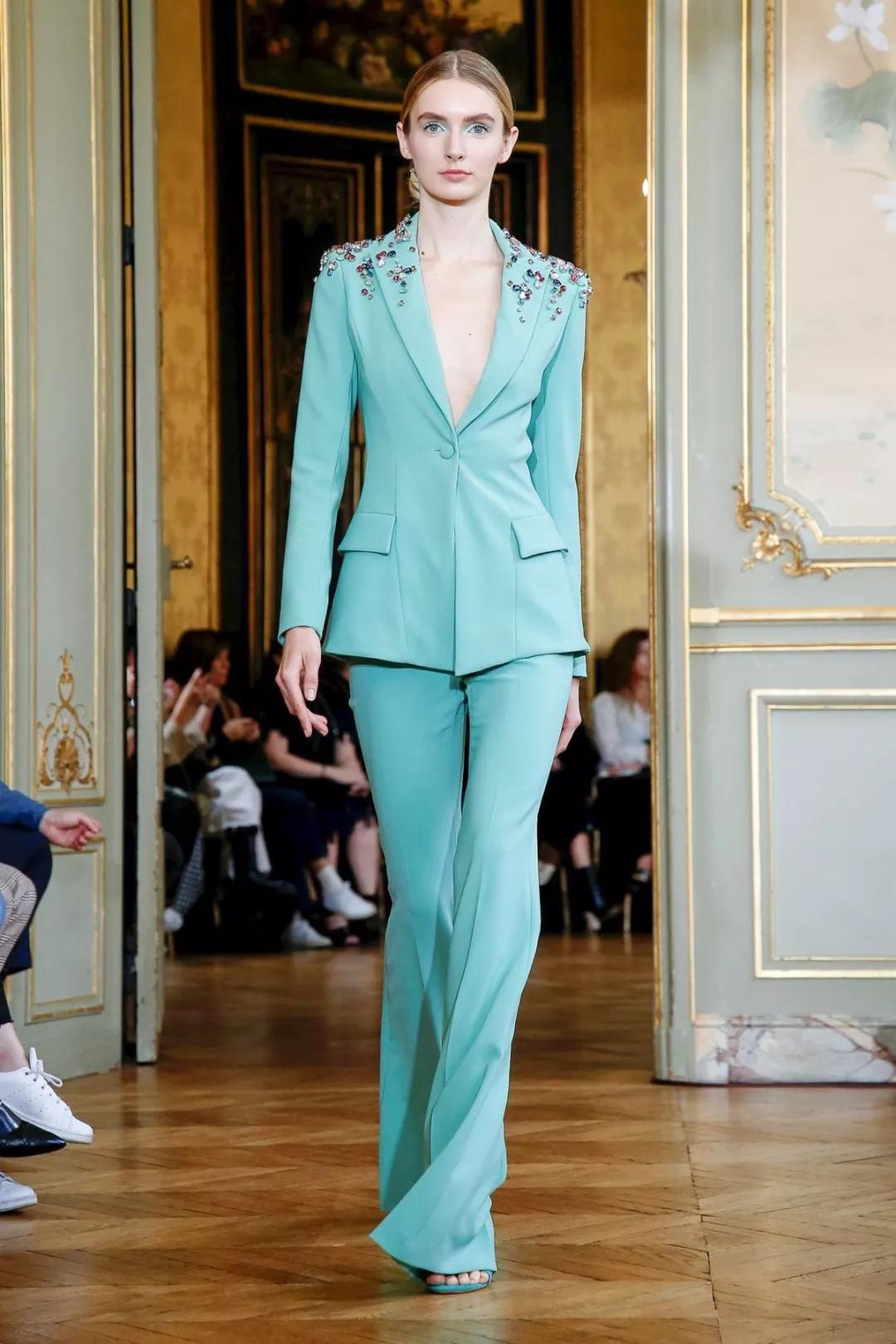 2020流行什么颜色的衣服,今年最流行的衣服颜色是什么颜色