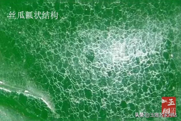 翡翠摩擦后吸纸屑就是假翡翠吗,真翡翠和假翡翠在紫光灯下的反应