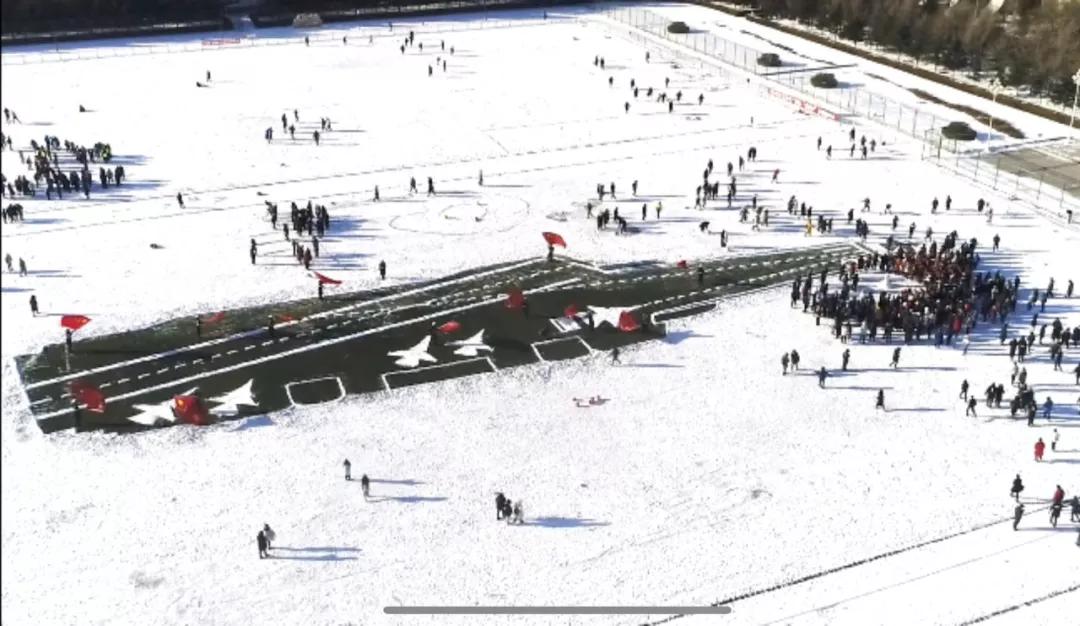 高校雪地双航母,哈尔滨一高校操场惊现双航母