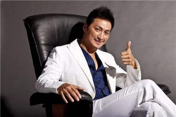 展昭何家劲放弃天价的演艺事业,帅气的展昭何家劲61岁