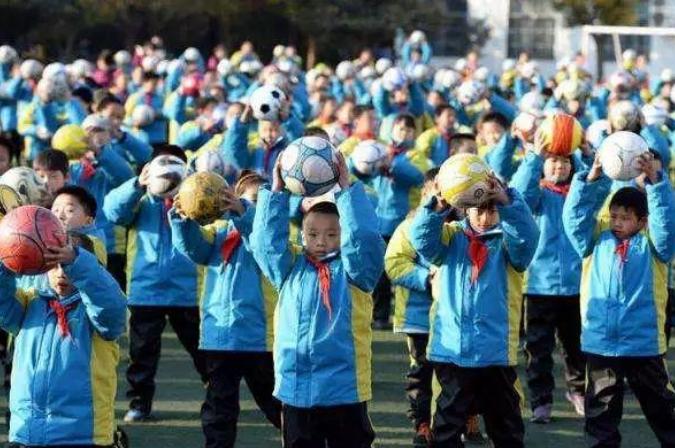 这玩意儿你管它叫足球？别出来丢人现眼了！怪胎足球操终于被取缔