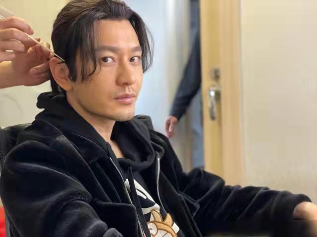 油腻大叔发型2020流行发型,40岁大叔雅痞风格侧背小卷发型