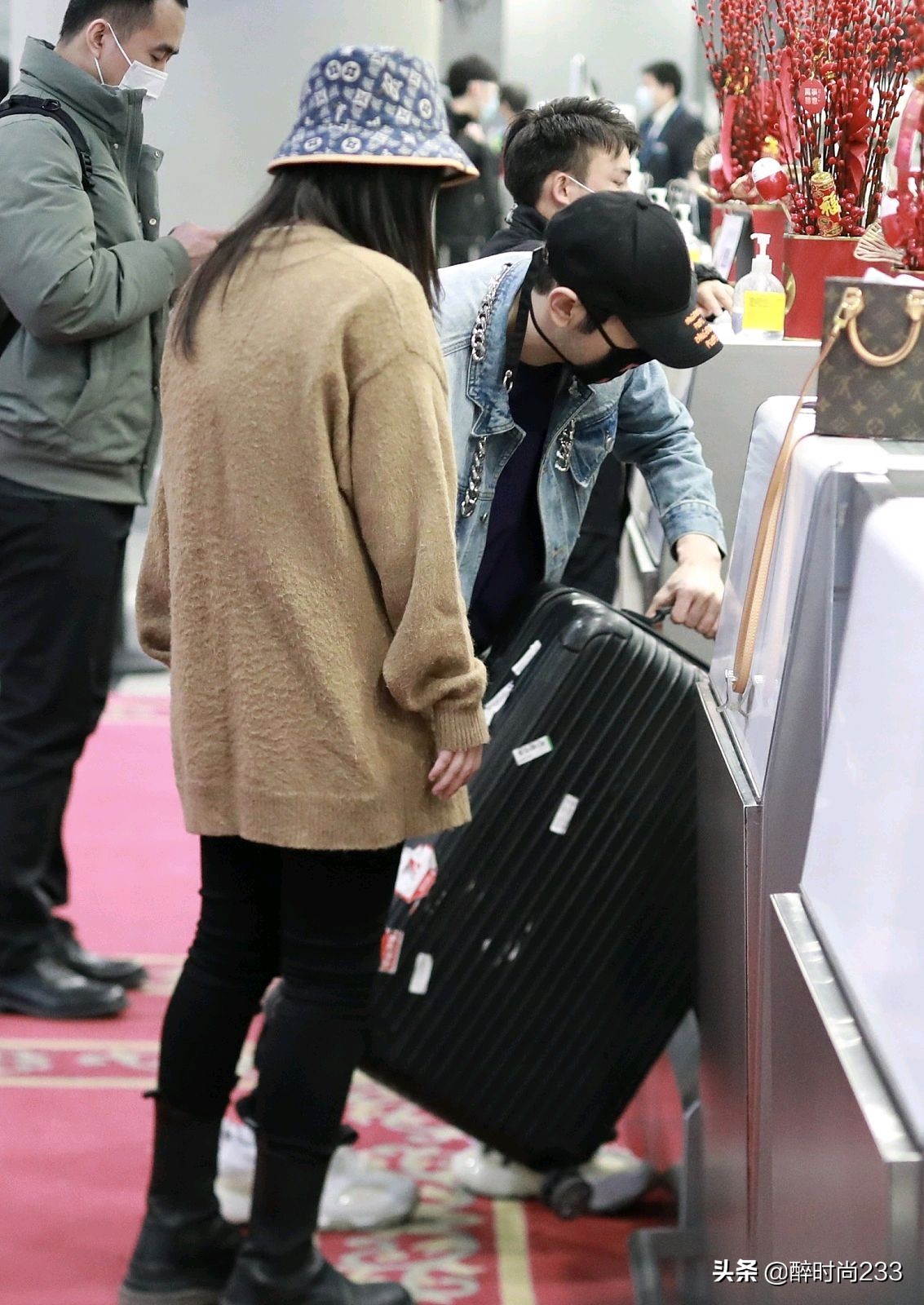 黄晓明复古穿衣搭配,黄晓明t恤衬衫夹克棒球帽工装裤