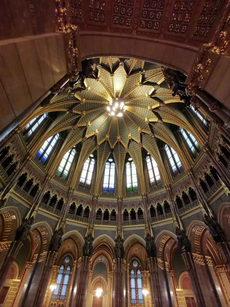 匈牙利的首都,当年陈强曾到此,两个儿子取名“布达”“佩斯”