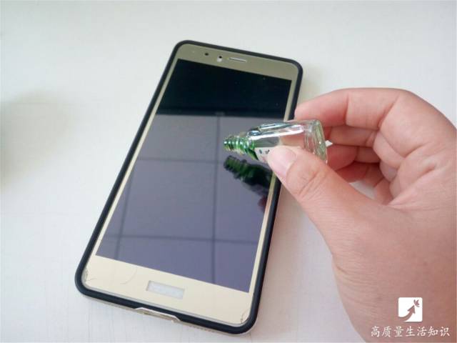手机屏幕油腻解决方法,手机屏幕太油腻有指纹怎么办