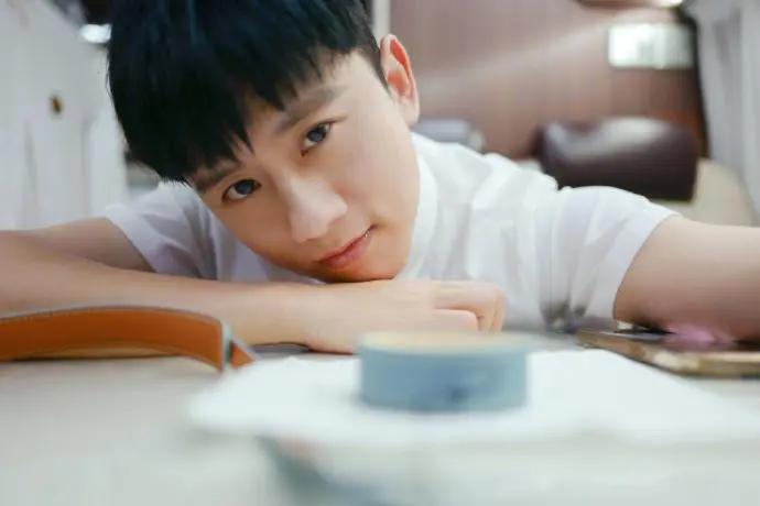 歌手张杰在大学任教当声乐老师，却被质疑不专业，你怎么看？