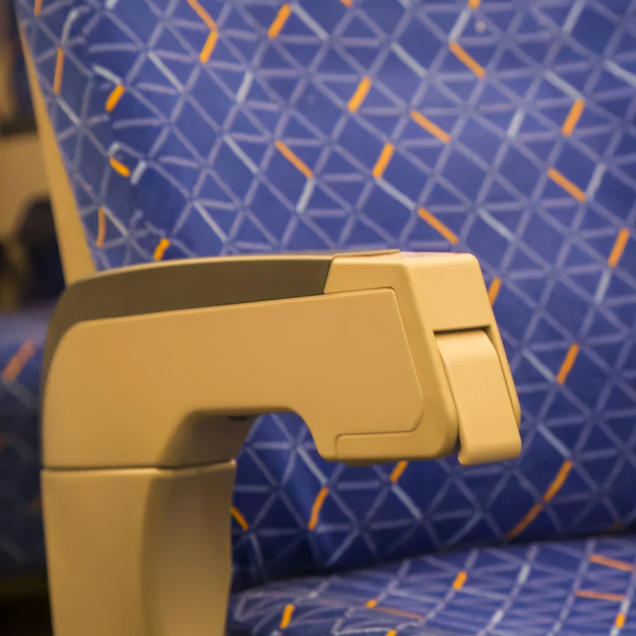 动车上有小桌板吗,动车上的小桌板怎么弄