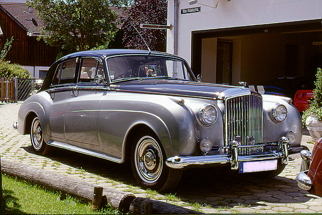 宾利：“造一台快的车，好的车，同级别中最出类拔萃的车”