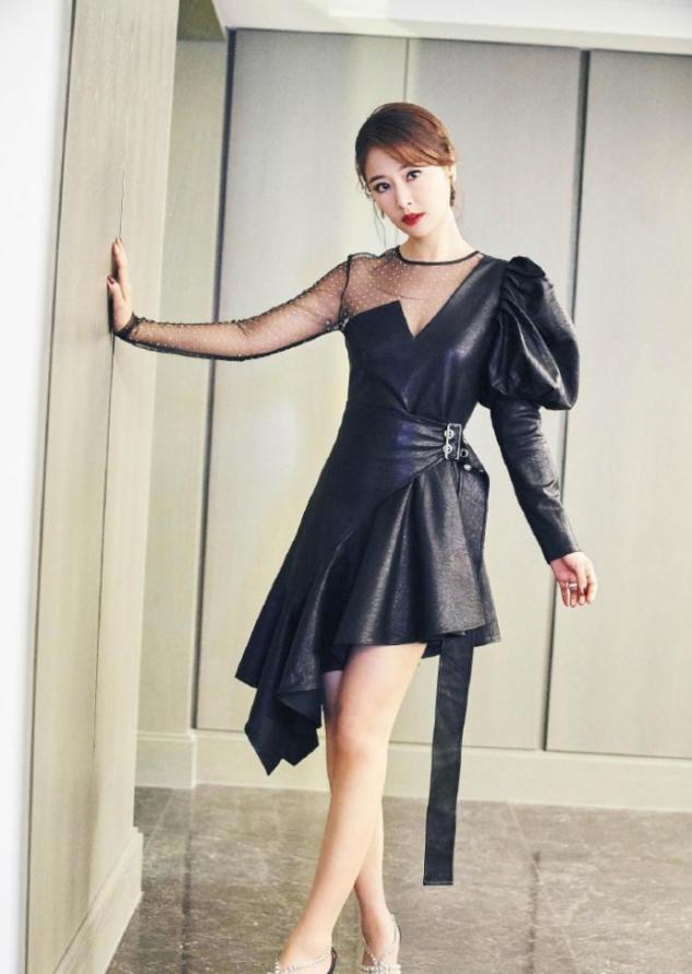 秋季的皮裙怎么搭配时尚又显高,黑色皮裙新款洋气减龄穿搭