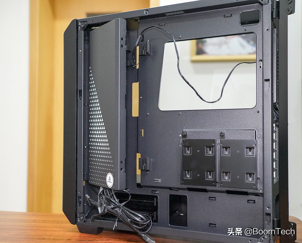 不对称设计点缀安钛克NX1000机箱体验