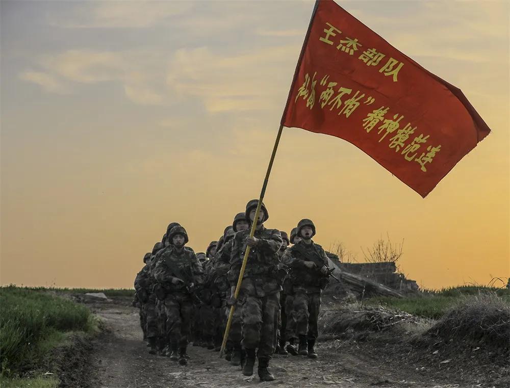 弘扬雷锋精神争当时代楷模,王杰两不怕战斗精神事迹视频