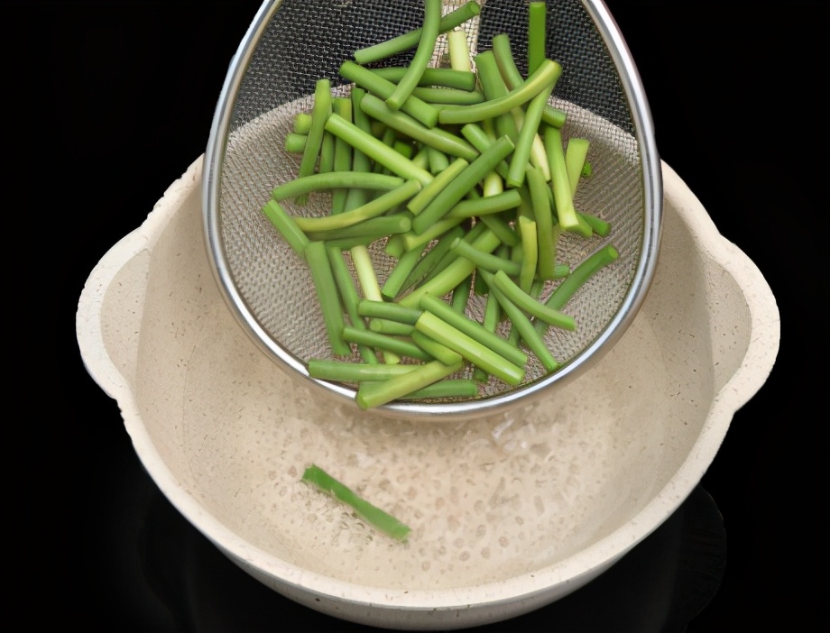 蒜苔炒鸡蛋的蒜苔到底要不要焯水,蒜苔肉丝的蒜苔过油后要泡水吗