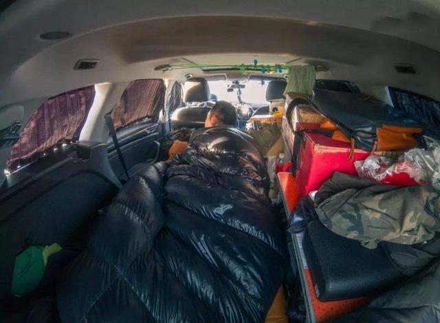 自驾把爱车改成床车,这样熏得不难受吗?如此省钱不可取