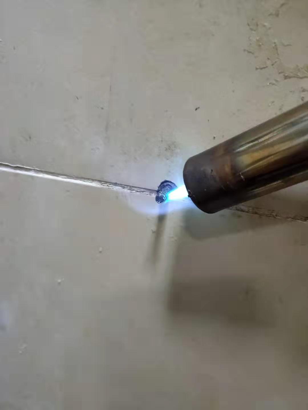 膨胀螺丝断了瓷砖孔里怎么取出,马桶盖膨胀螺丝断了怎么拆视频