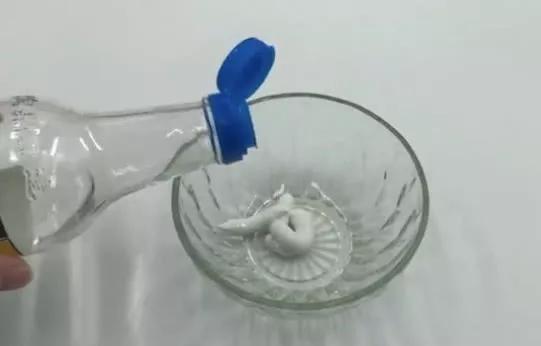 小白鞋脏了用什么擦最干净,小白鞋脏了用什么擦干净快速