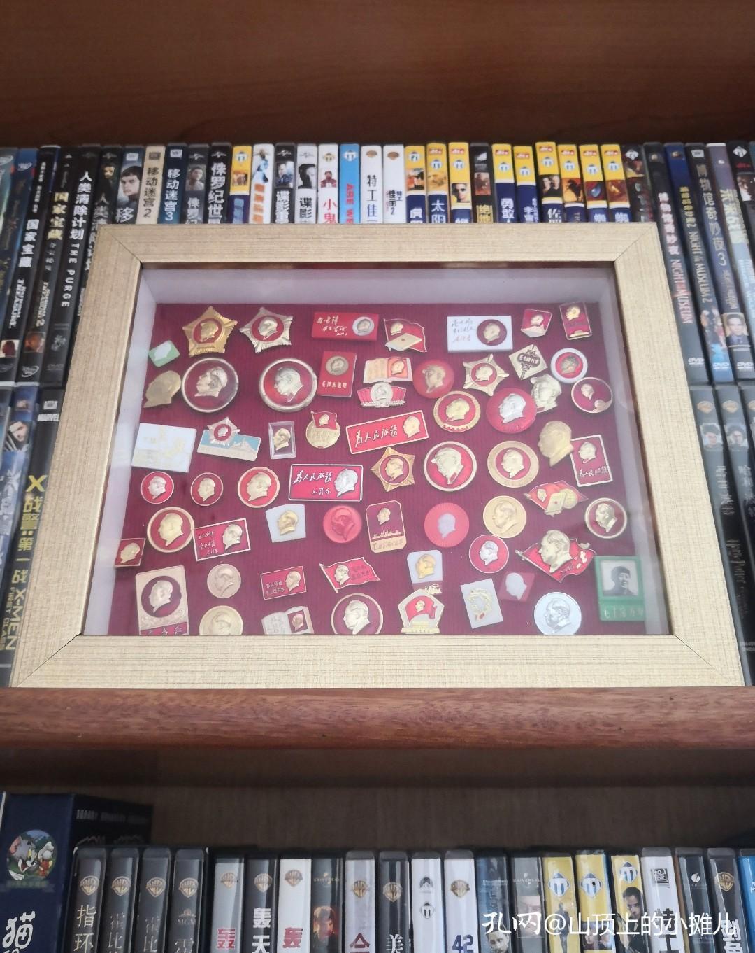 网购的立体相框送到了，收藏的毛主席像章终于有了“栖身地”