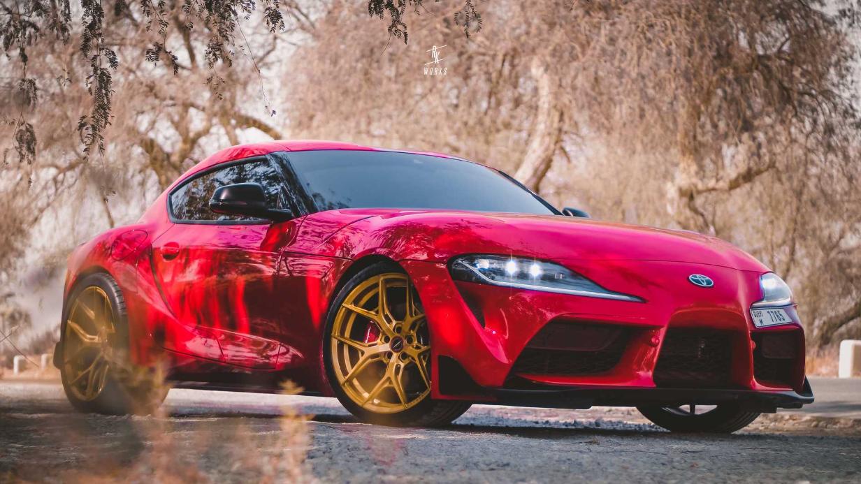 丰田SUPRA搭配金色沃森车轮：看起来很有*伤杀**力