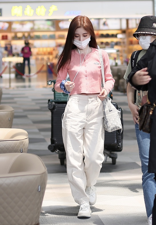 白裤子阔腿裤搭什么上衣好看夏季,穿阔腿裤穿什么牛仔裤好看